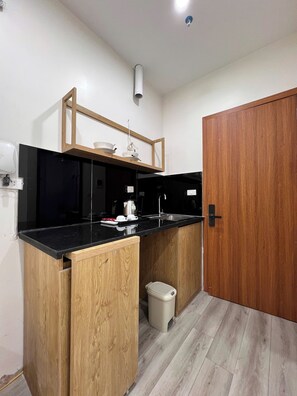 Estudi Comfort | Cuina privada | Frigorífic petit i placa de cuina 