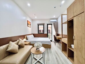 Monolocale comfort, vista città | Una scrivania, Wi-Fi gratuito