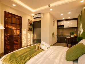 Superior Studio with Smart Projector and Bluetooth Speaker | Bếp riêng | Tủ lạnh nhỏ, lò vi sóng, bếp nấu, dụng cụ nấu nướng/bát dĩa/dao nĩa 