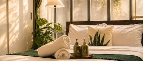 Standard-Studio | Badezimmer | Dusche, Regendusche, Designer-Toilettenartikel, Haartrockner