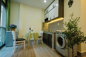 Estudio Deluxe, 1 cama de matrimonio (with Piano) | Cocina privada | Frigorífico pequeño, microondas, placa de cocina y utensilios de cocina