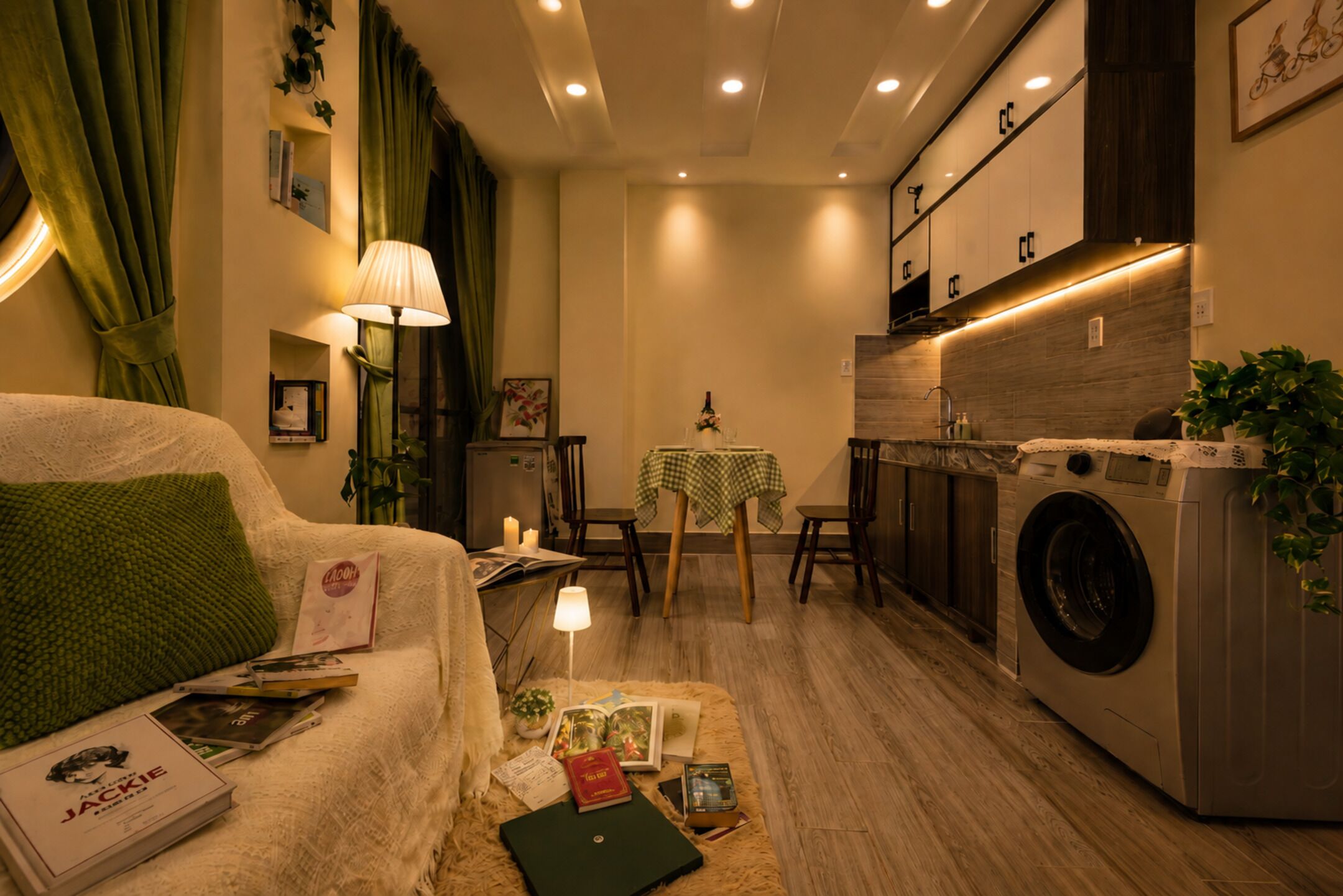 Estudio Deluxe (Projector and Bluetooth Speaker) | Ropa de cama de alta calidad, muebles diferentes y escritorio 