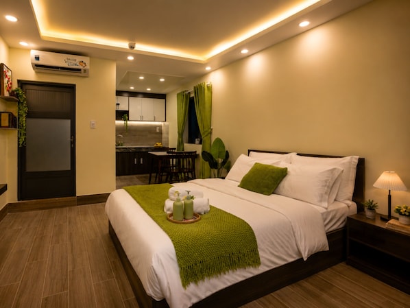 Superior Studio with Smart Projector and Bluetooth Speaker | Premium bedding, individually furnished, desk, blackout drapes - La Yen Homes (Ho Chi Minh City)