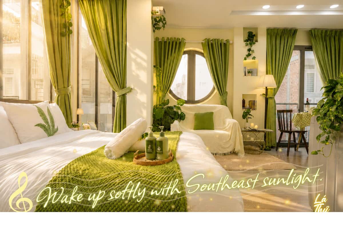 Deluxe Studio with Smart Projector/TV and Bluetooth Speaker | Bộ đồ giường cao cấp, bàn, màn/rèm cản sáng 