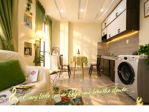 Studio Deluxe (Projector and Bluetooth Speaker) | Cuisine privée
