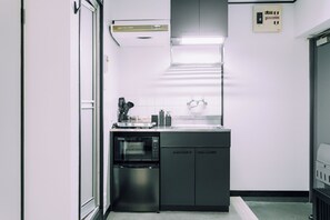 Apartemen, balkon | Dapur pribadi | Lemari es kecil, microwave, kompor, dan peralatan masak/sendok-piring