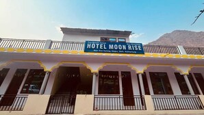A building with a sign reading 'HOTEL MOON RISE' and balconies with railings. - Hotel Moon Rise (Ukhimath)