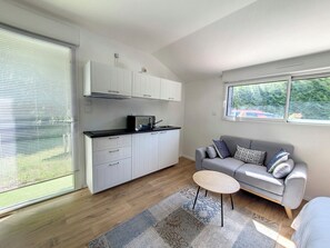 Living area - Charming studio with terrace (Ducey-Les Chéris)