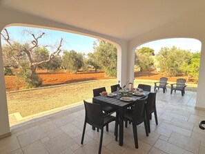 Outdoor dining - Vrbo Property (Puglia)