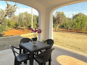 Outdoor dining - Vrbo Property (Puglia)