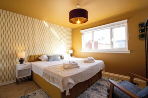 3 bedrooms, desk, iron/ironing board, free WiFi - Presented by Aurora Short Stays! Our spacious property is ideally located close to local shops, cafés, supermarkets, and everyday amenities. Featuring 3 comfortable bedrooms, it offers a relaxing stay for up to 6 guests. (Glasgow)