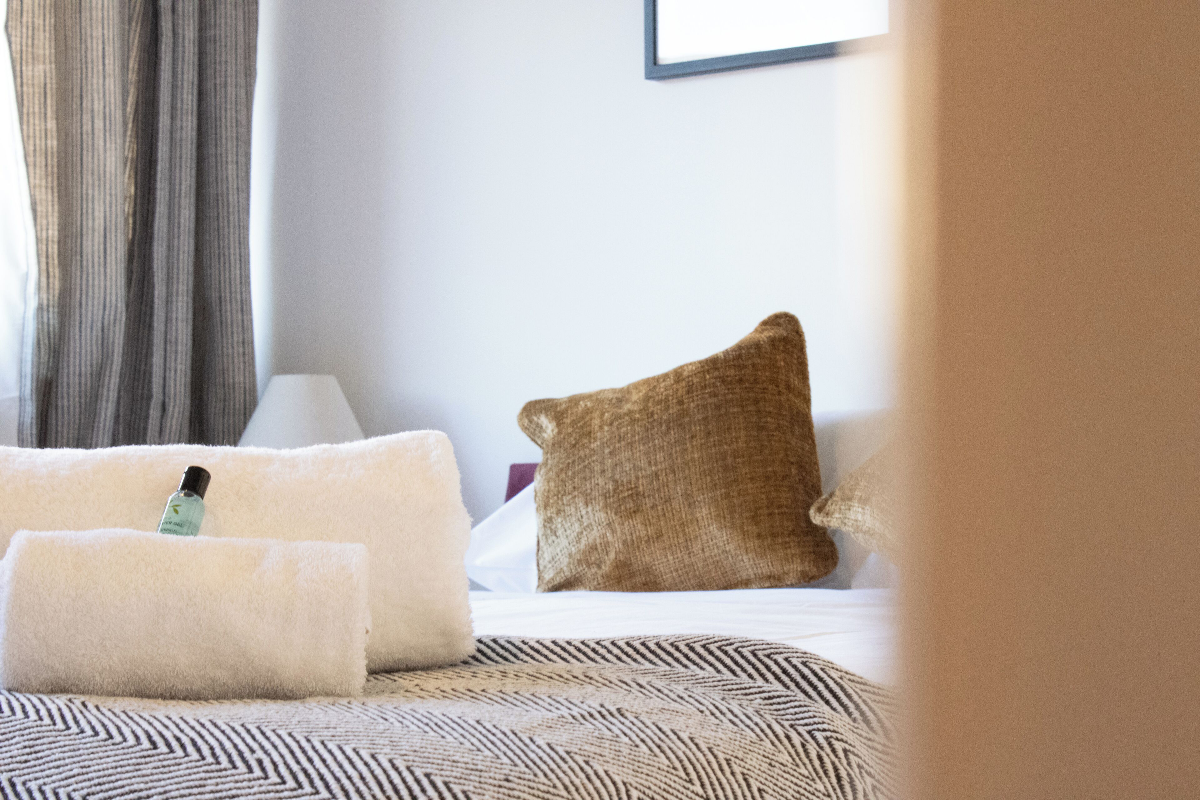 Escritorio, tabla de planchar con plancha, wifi gratis y ropa de cama 