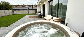 AC family house with garden and jacuzzi, 10A