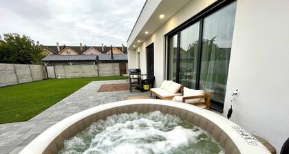 AC family house with garden and jacuzzi, 10A