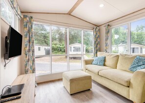 TV - Bronze Premium Caravan with parking (Burgh Castle, Nr Gt Yarmouth)