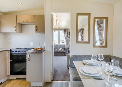 Gold Caravan with parking & ensuite