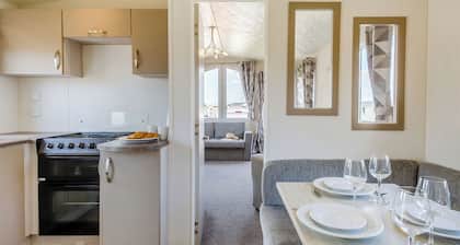 Gold Caravan with parking & ensuite