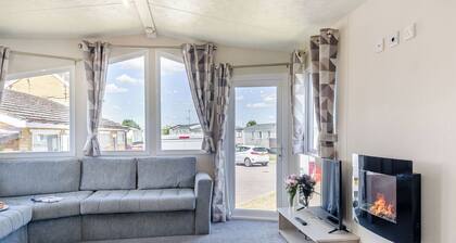 Gold Caravan with parking & ensuite