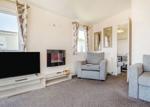 Gold Caravan with parking & ensuite