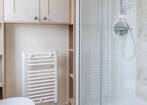 Bathroom - Gold Premium Caravan, parking, ensuite & decking 6 (Burgh Castle, Nr Gt Yarmouth)