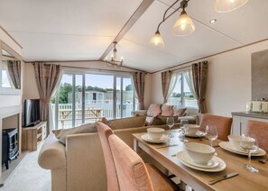 TV - Gold Premium Caravan, parking, ensuite & decking 6 (Burgh Castle, Nr Gt Yarmouth)