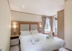2 bedrooms - Gold Premium Caravan, parking, ensuite & decking 6 (Burgh Castle, Nr Gt Yarmouth)