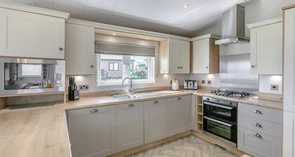 Deluxe Lodge with parking, ensuite & decking