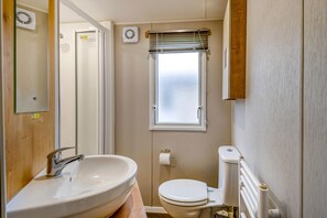Bathroom - Bronze 3 Bedroom Caravan, Sleeps 6* (Great Yarmouth)