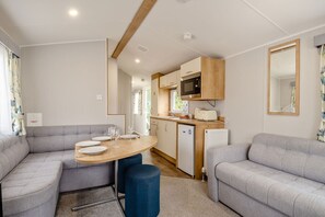 Living area - Bronze 3 Bedroom Caravan, Sleeps 6* (Great Yarmouth)