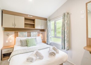3 bedrooms - Gold Premium Caravan with decking P (Great Yarmouth)