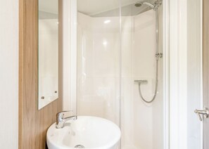 Bathroom - Gold Premium Caravan with ensuite & decking (Great Yarmouth)