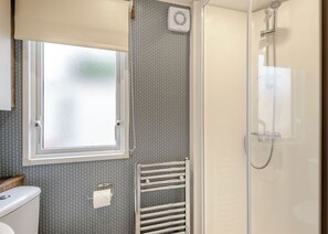 Bathroom - Silver Premium 2 Bedroom Caravan, Sleeps 6 (Great Yarmouth)