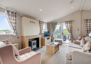 TV - Deluxe Lodge with parking, ensuite & decking (Great Yarmouth)