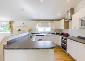 Fridge, oven, stovetop, toaster - Prestige Lodge with parking, ensuite & decking (Great Yarmouth)