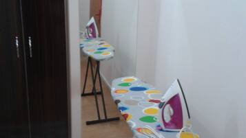 Appart'hôtel Deluxe, vue jardin | Fer et planche à repasser