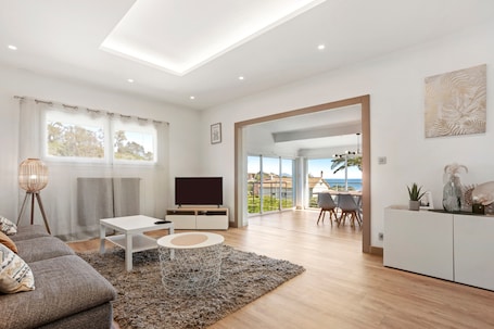 テレビ、暖炉. Villa 'Palmier' with Sea View, Wi-Fi and Air Conditioning