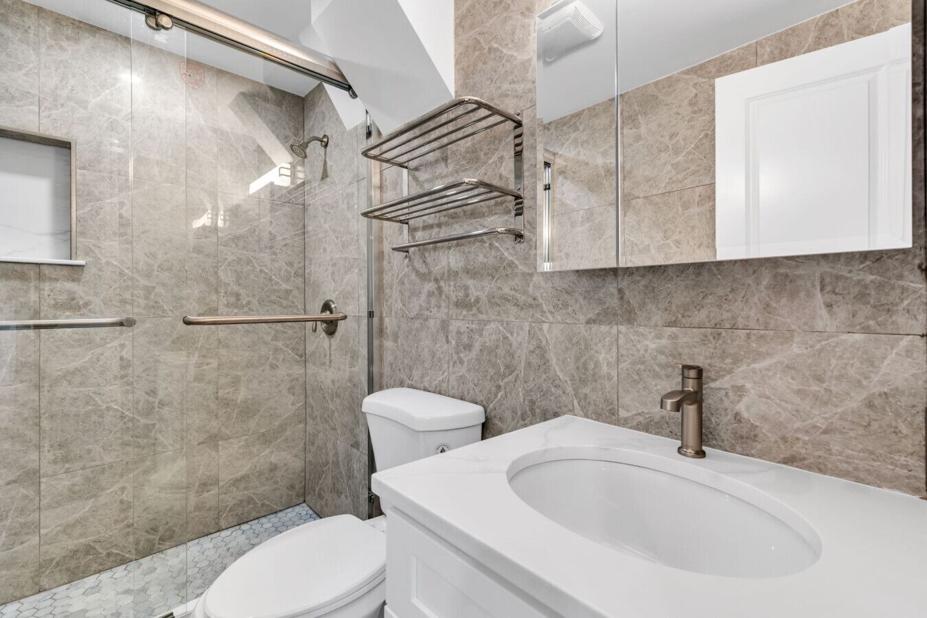 Une salle de bain moderne équipée d’une baignoire, de toilettes et d’un espace douche.