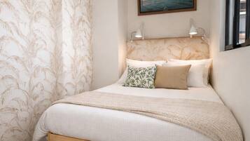 1 bedroom, bed sheets