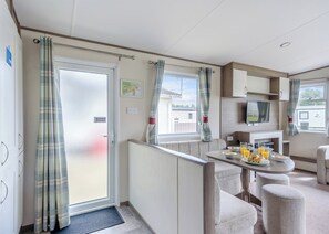 Dining - Gold Caravan with parking 6 P (Kidwelly, Carmarthenshire)