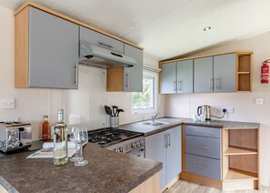 Réfrigérateur, un four, surface de cuisson, grille-pain