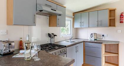 Silver Caravan with parking, decking & sea view
