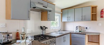 Silver Caravan with parking, decking & sea view
