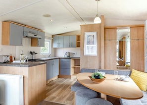 Fridge, oven, stovetop, toaster - Silver Caravan with parking, decking & sea view (Kidwelly, Carmarthenshire)