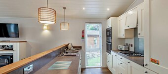Deluxe Lodge with ensuite, decking & sea view