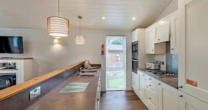 Deluxe Lodge with ensuite, decking & sea view