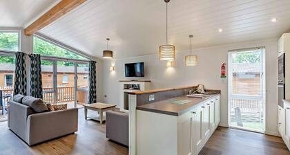 Deluxe Lodge with ensuite, decking & sea view