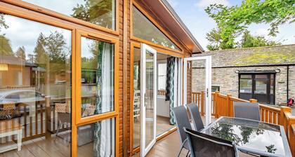 Deluxe Lodge with ensuite, decking & sea view