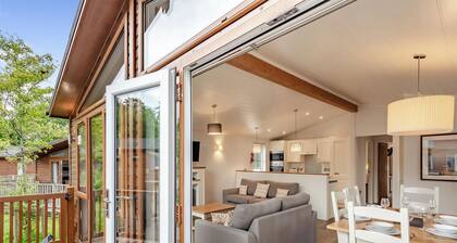 Deluxe Lodge with ensuite, decking & sea view