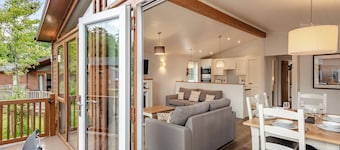 Deluxe Lodge with ensuite, decking & sea view