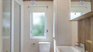 Bathroom - This is the perfect budget-friendly accommodation. (Burgh Castle, Great Yarmouth)